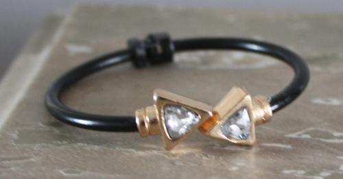 Metalen klem armband zwart met goudkleur en steentje