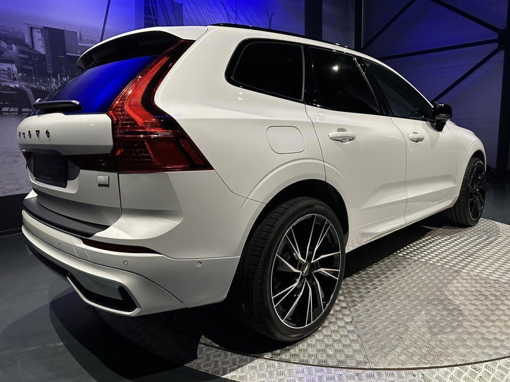 Volvo XC60 2.0 t6 plug-in hybrid awd plus dark *pano*hksound*leder*memory*