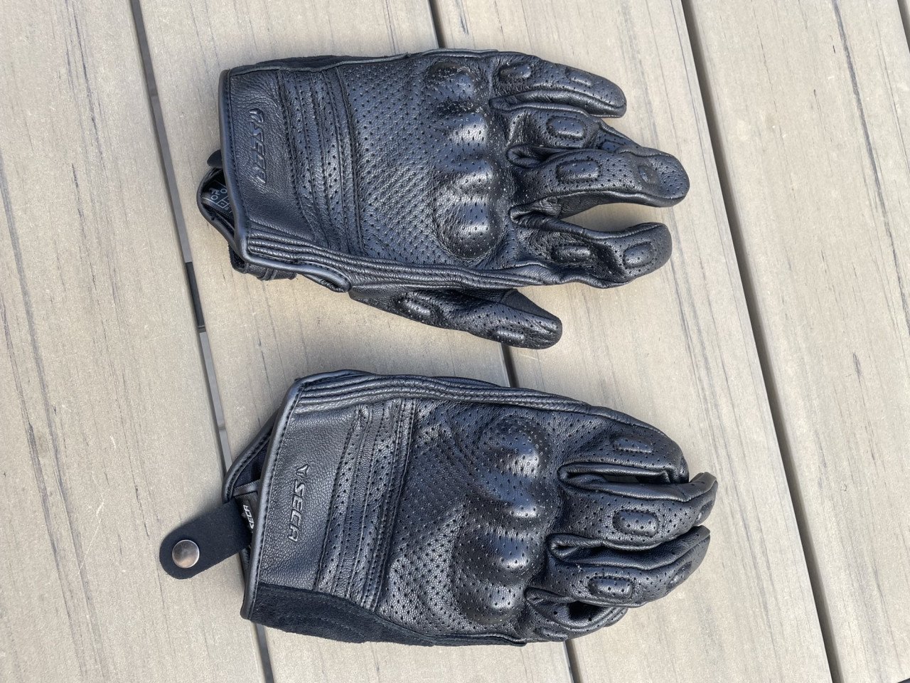 Motorjas, motorbroek, motorschoenen, motorhelm en motorhandschoenen