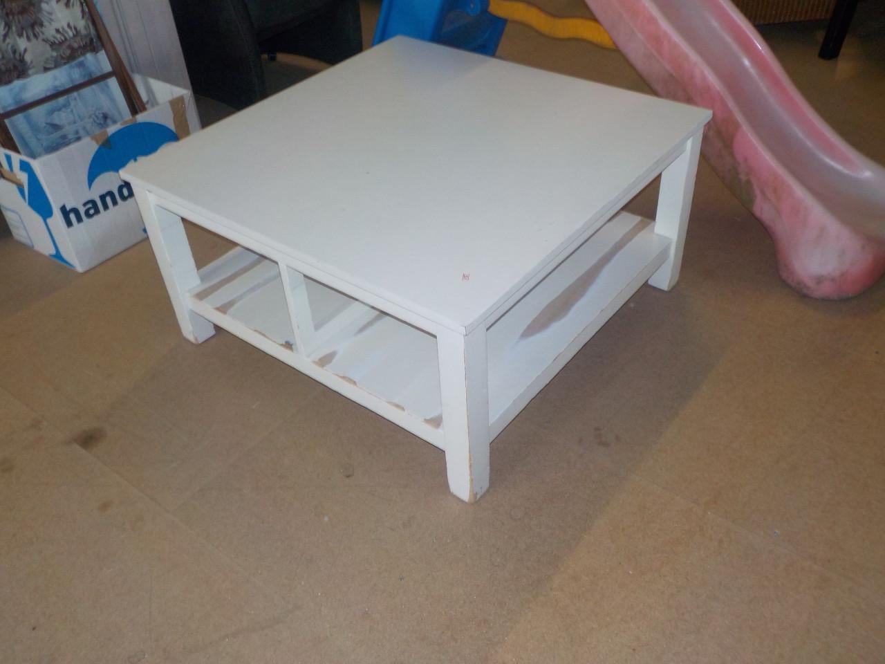 Eenvoudige salontafel met kleine gebruikerssporen OPRUIMPRIJS 15 euro