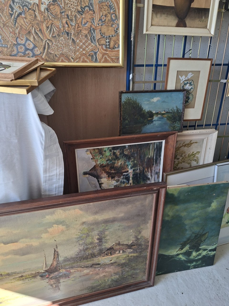 Unieke verkoop van ca 90 schilderijen (gemiddeld nog geen 5 euro per stuk)