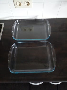 2 x grote Pyrex ovenschalen maat: 30 cm x 23 cm.