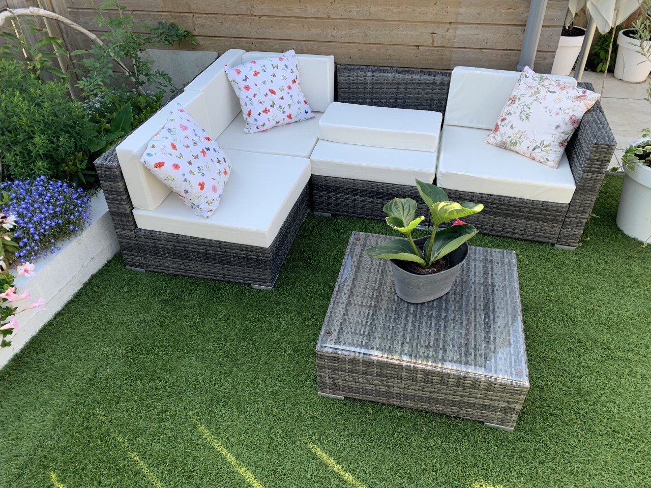 Loungeset Wicker grijs zwart, plus tafel en glasplaat.