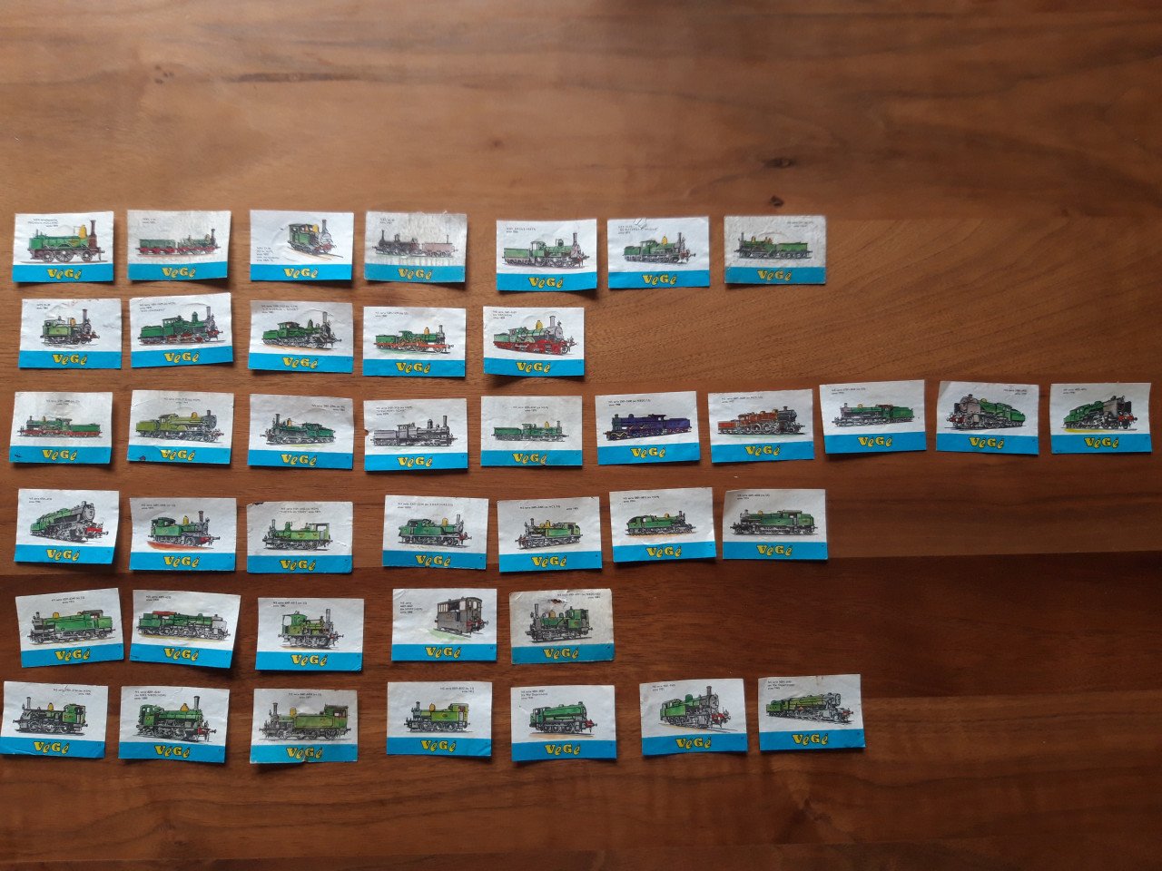 Grote selectie plaatjes luciferdoosjes o.a. vliegtuigen, oldtimers, schepen
