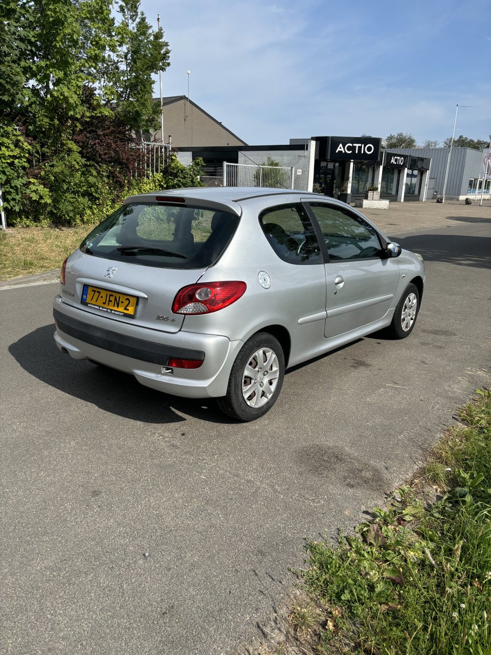 Peugeot 206+ met een voljaar apk!