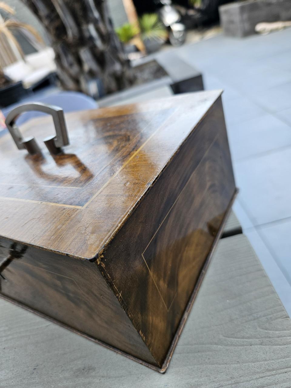 Antieke zeldzame beaumont metalen kist houtlook met sleutel