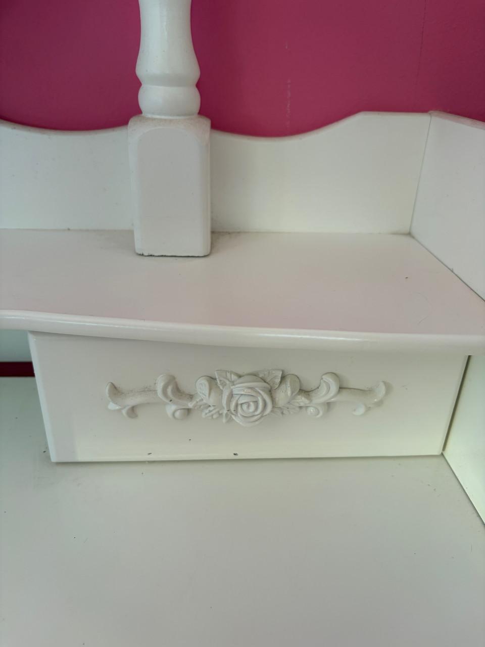 Leuke kinderkaptafel met spiegel