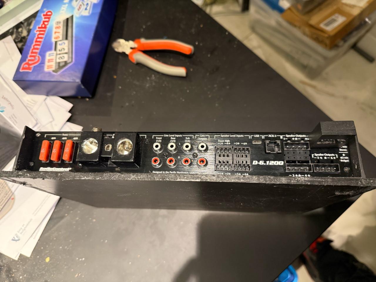 Hoogwaardige versterker en speakers voor auto (show waardig)