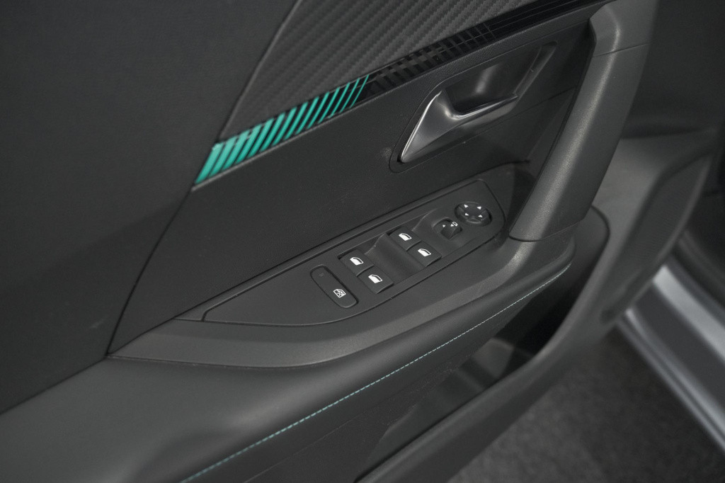 Peugeot E-2008 ev allure pack 50 kwh | 3 fase laadfunctie | camera | naviga