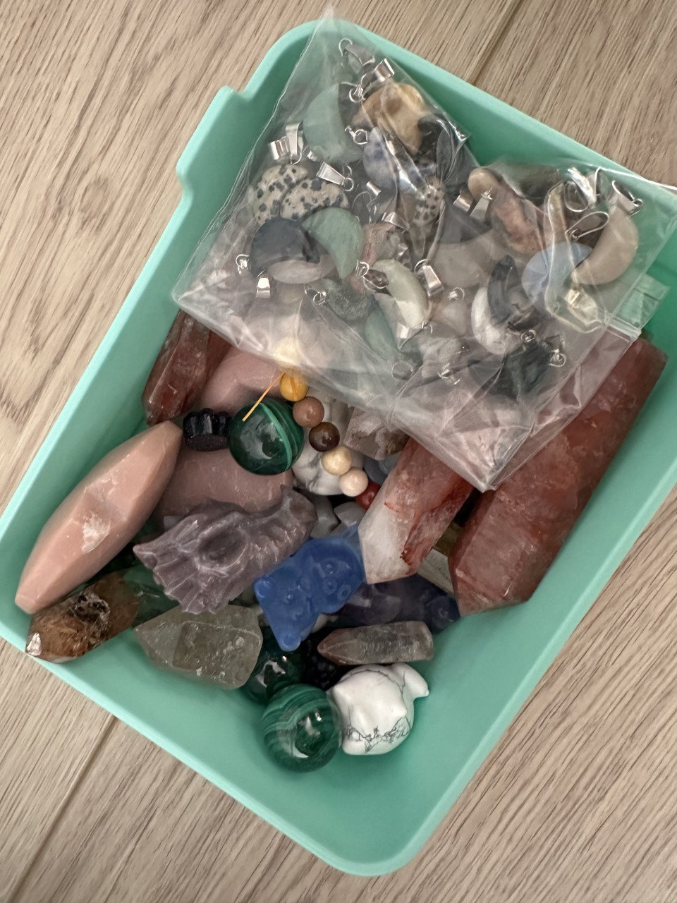 Kristallen - diverse edelstenen in een bakje
