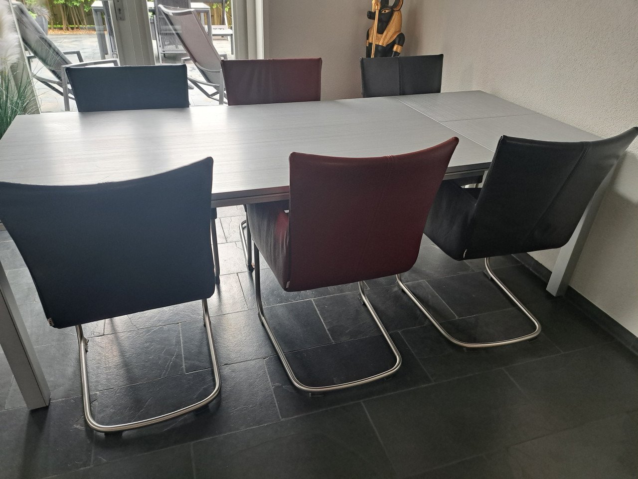 Te koop: Leolux eettafel met 6 lederen stoelen