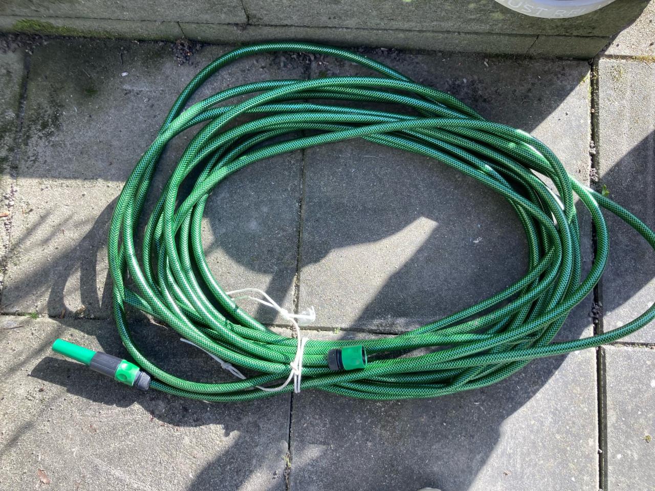 Tuinslang in prima staat, met aansluitingen.