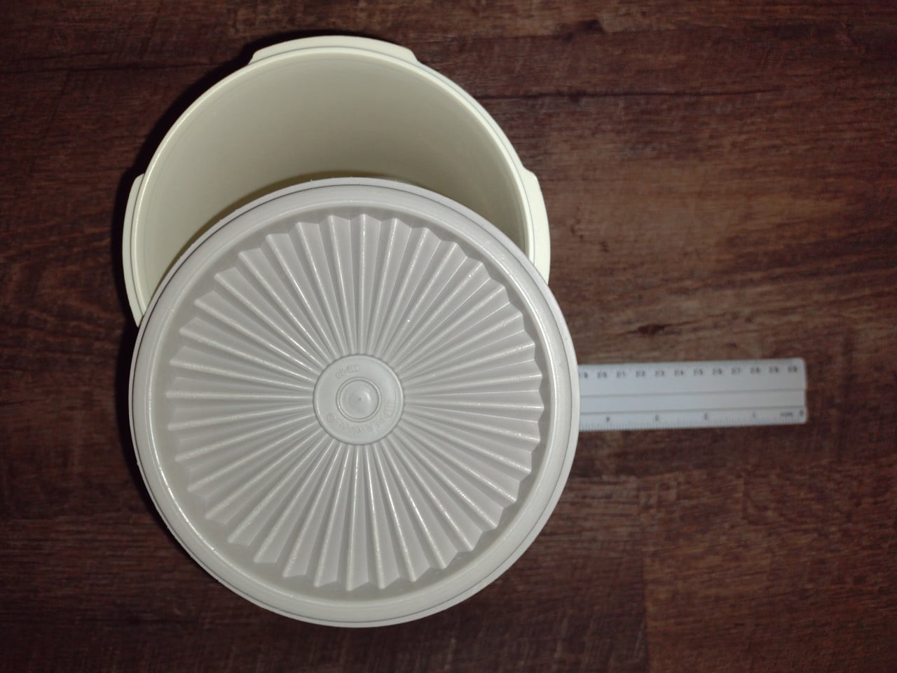 Tupperware trommel doos met deksel +/- 15 cm hoog