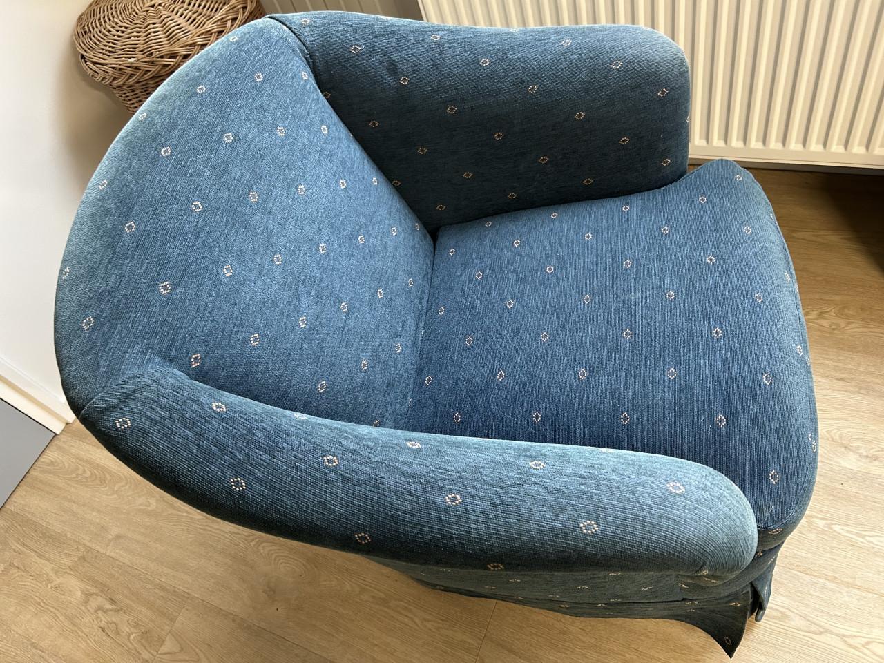 Fauteuiltje, blauw met klein geel werkje