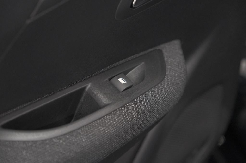 Peugeot 208 1.2 hybrid 110 e-dcs6 style | direct leverbaar | apple carplay 