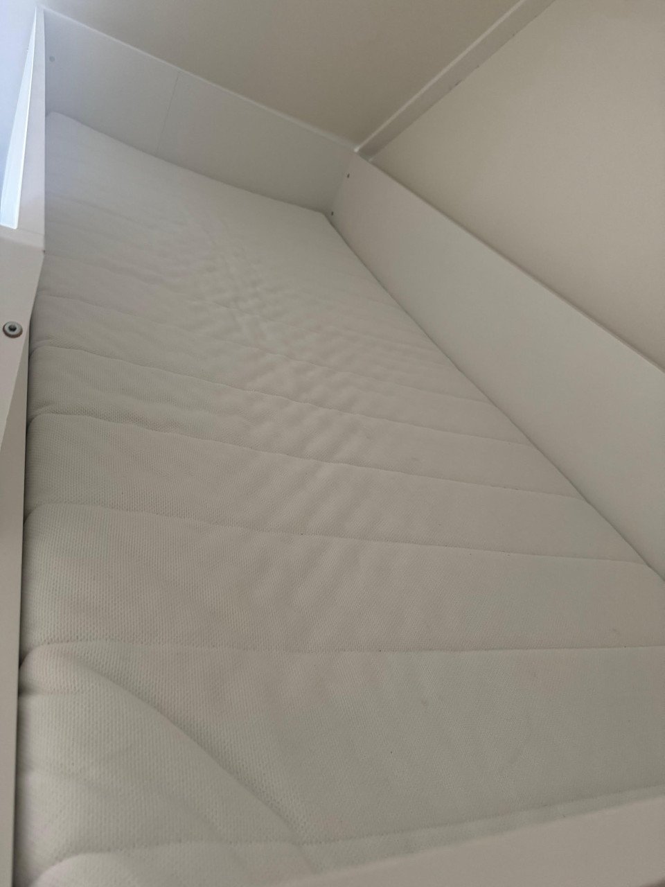 Hoogslaper met bureau en kast