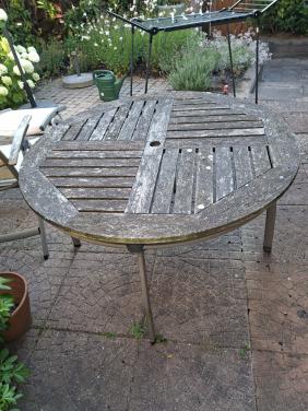 Ooit mooie houten tuintafel