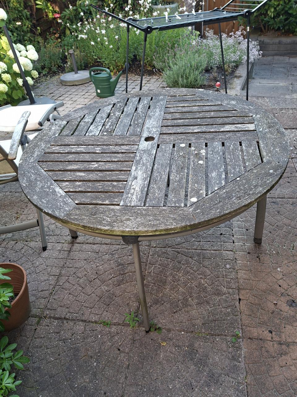 Ooit mooie houten tuintafel