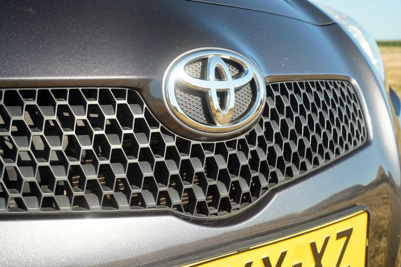 Toyota YARIS 1.3 VVTI SOL MMT/ Leder / Trekhaak / Automaat / Cruise control