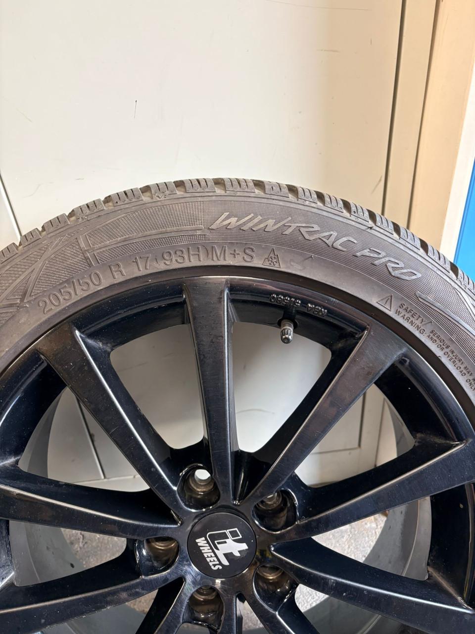 17 inch velgen met winterbanden.