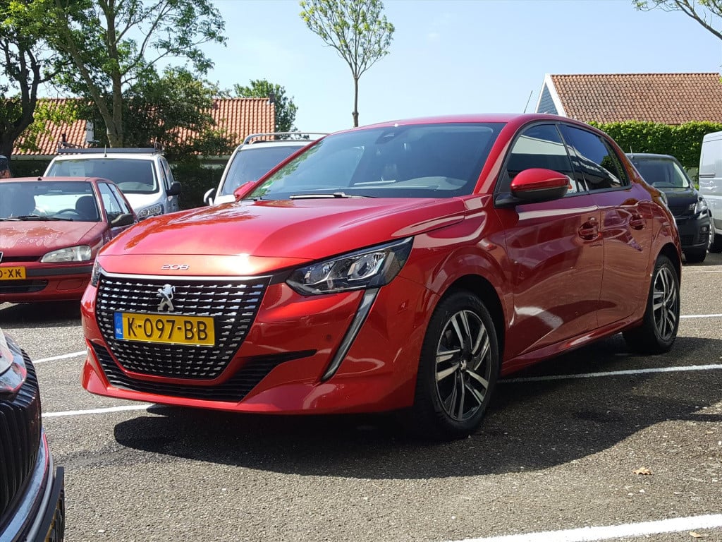 Peugeot 208 allure 1.2 puretech 100pk | 3d-navigatietomtom&bluetooth&dab+ |