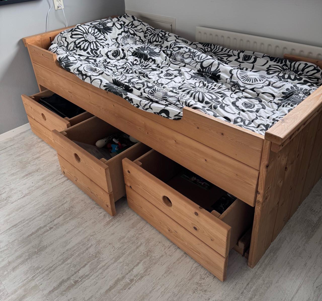 Steigerhout eenpersoons bed met lades