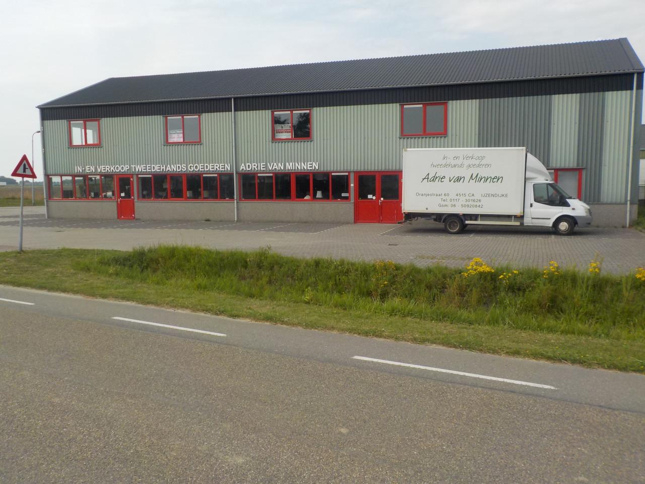 Bijzet tafel met een soort marmeren blad en metalen onderstel in zeer goede