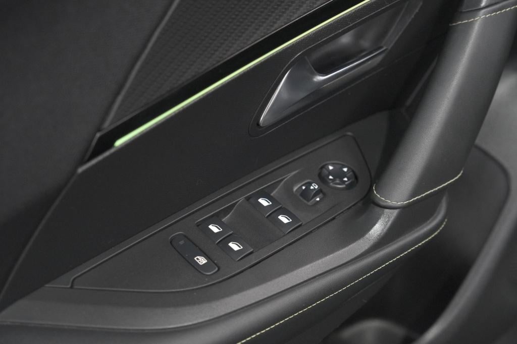 Peugeot 2008 puretech 130 eat8 gt-line | stoelverwarming | camera | dodehoe