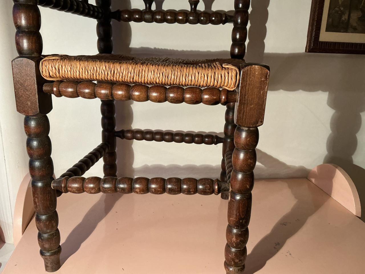 Hoekstoeltje met gedraaide poten en rieten zitting ( antiek )