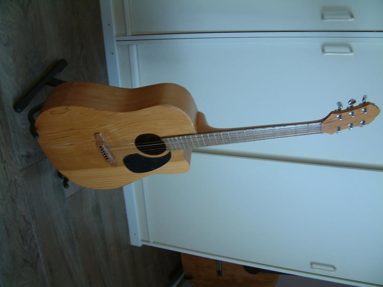 Oefen gitaar western     goed bespeelbaar  75 euro