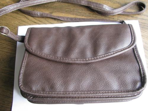 Bruin leren schoudertasje.