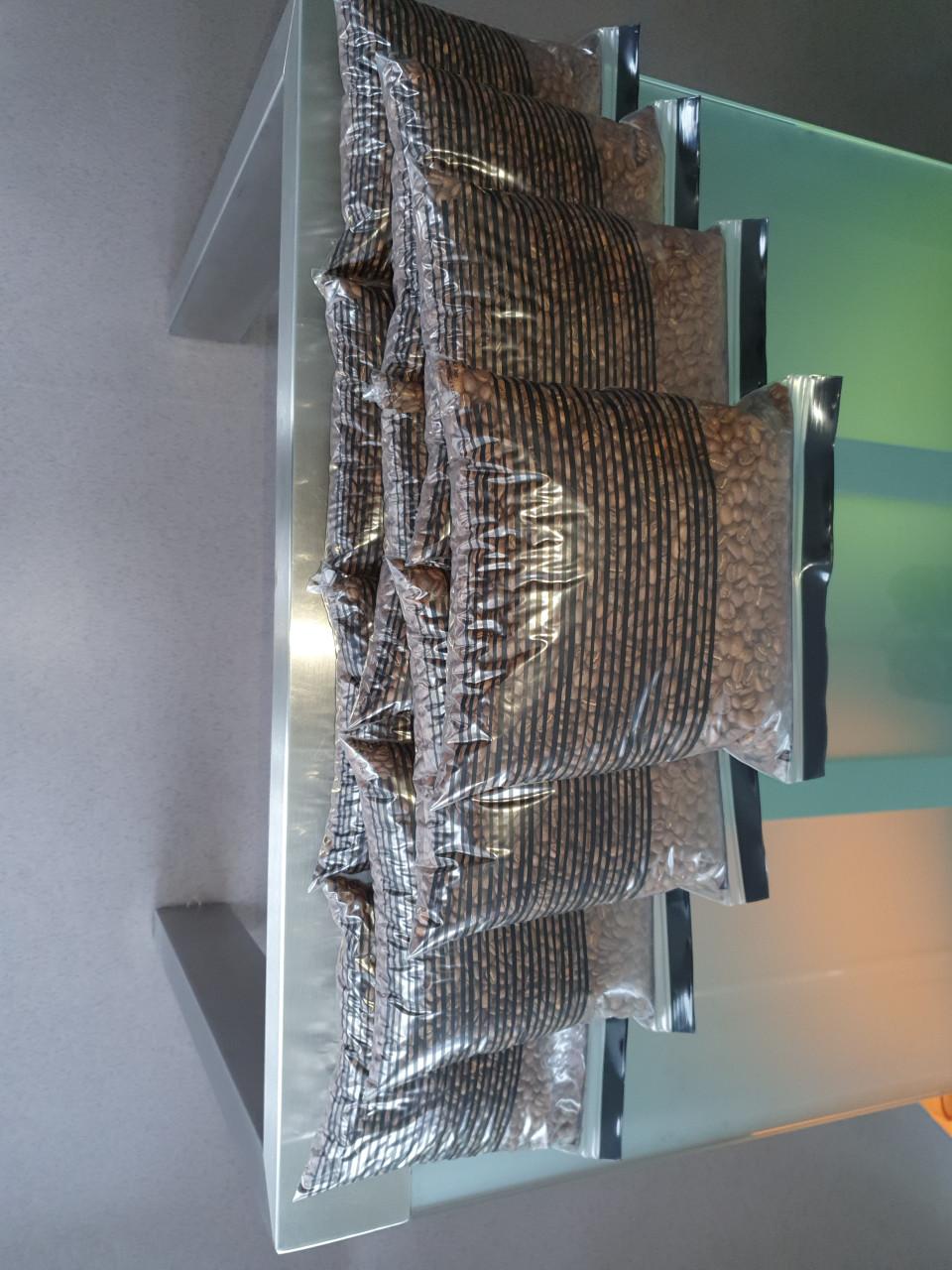 Vers gebrande arabica koffiebonen  €10,-/kg