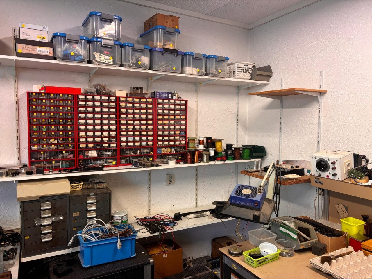 Werkplaats inboedel met audioapparatuur, onderdelen en tools