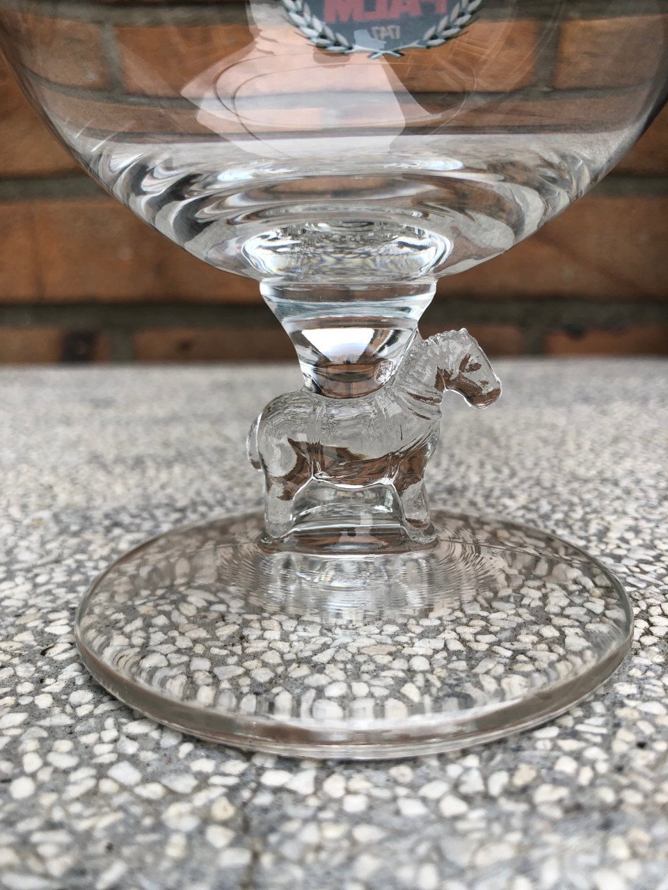 Palm bierglas met paard op de voet van het glas.