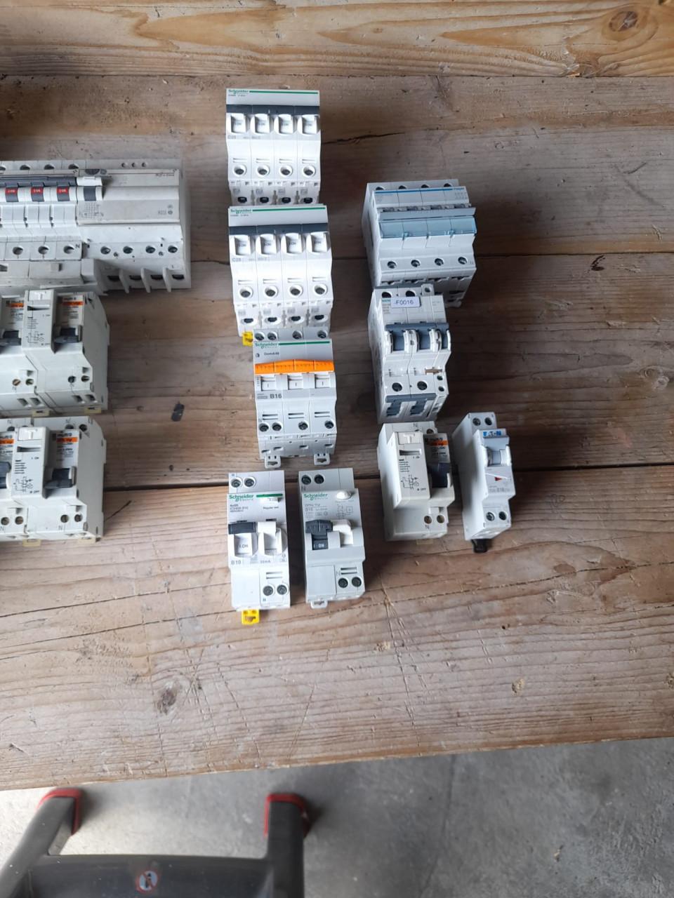 Div schakel matriaal