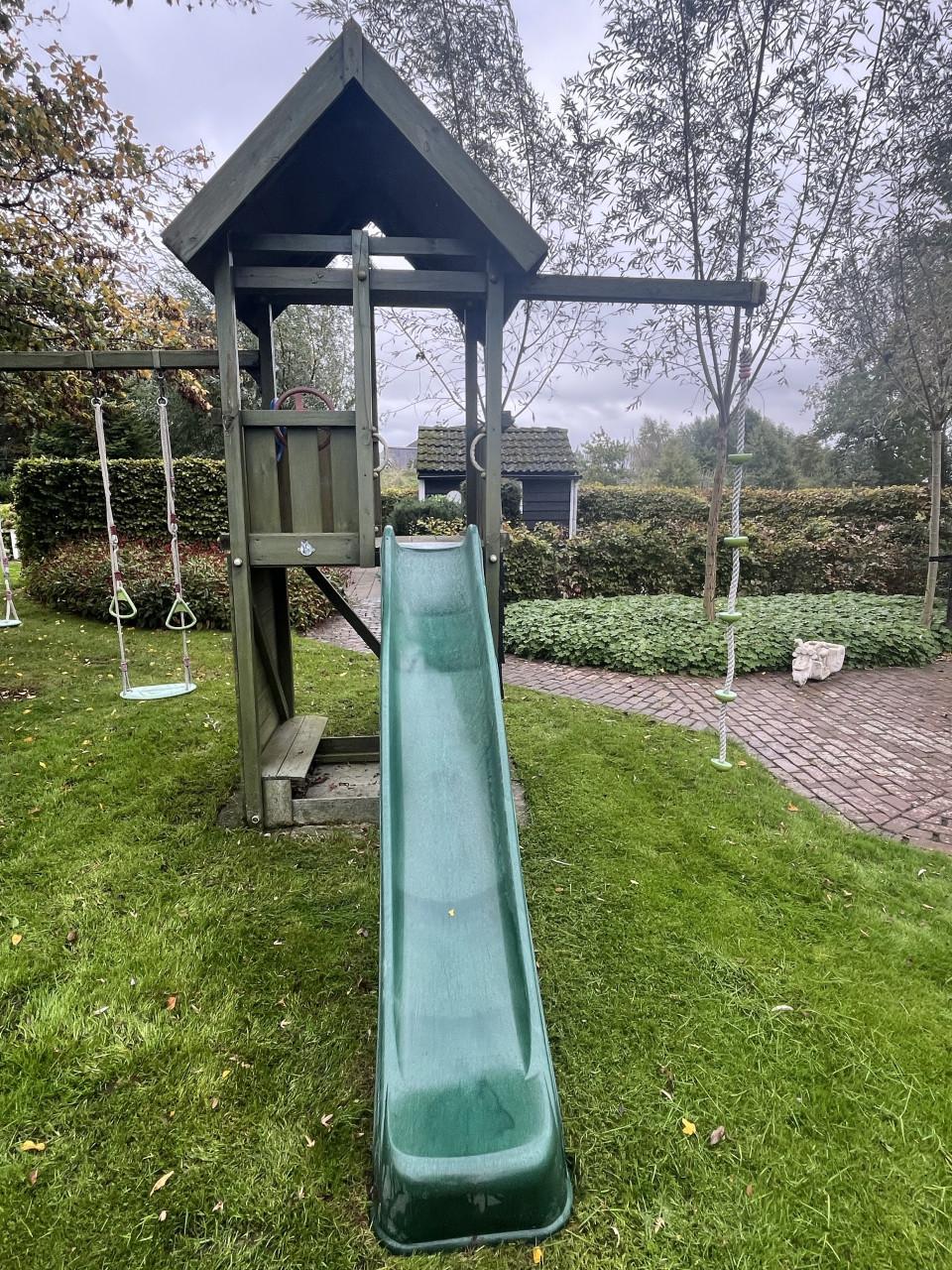 Speeltoestel met schommels,  glijbaan, enz.