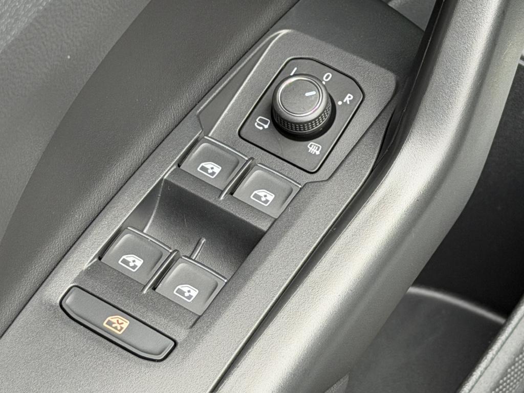 Volkswagen T-cross 1.5 tsi 150pk dsg r-line | camera | trekhaak | navi | iq