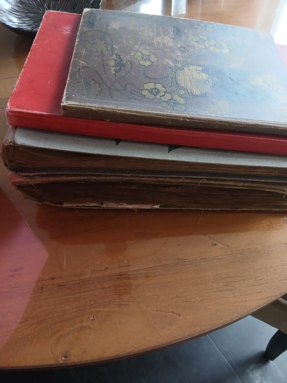 Oude foto albums met oude kaarten
