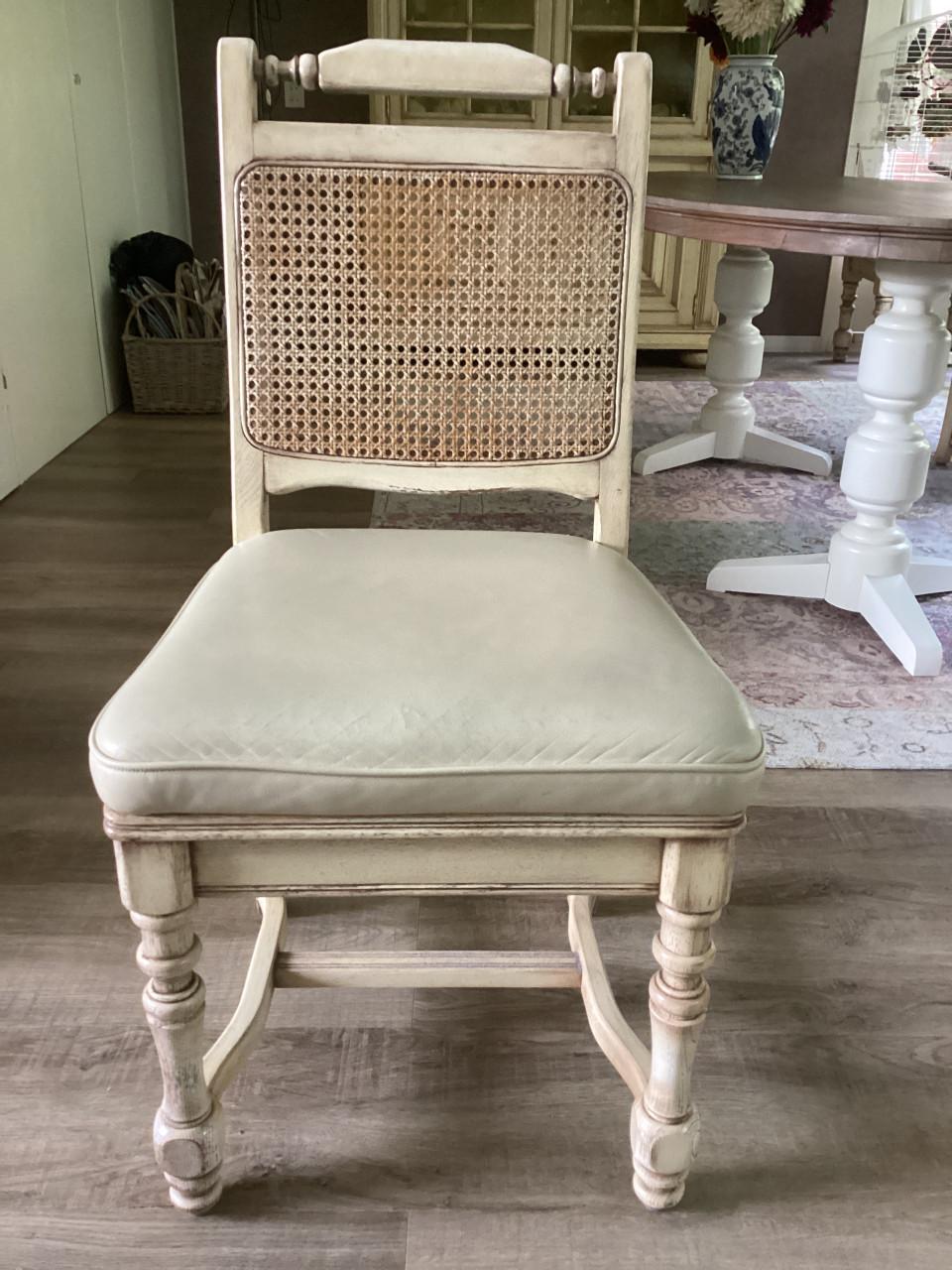 Ovale houten eettafel met 4 whitewash stoelen
