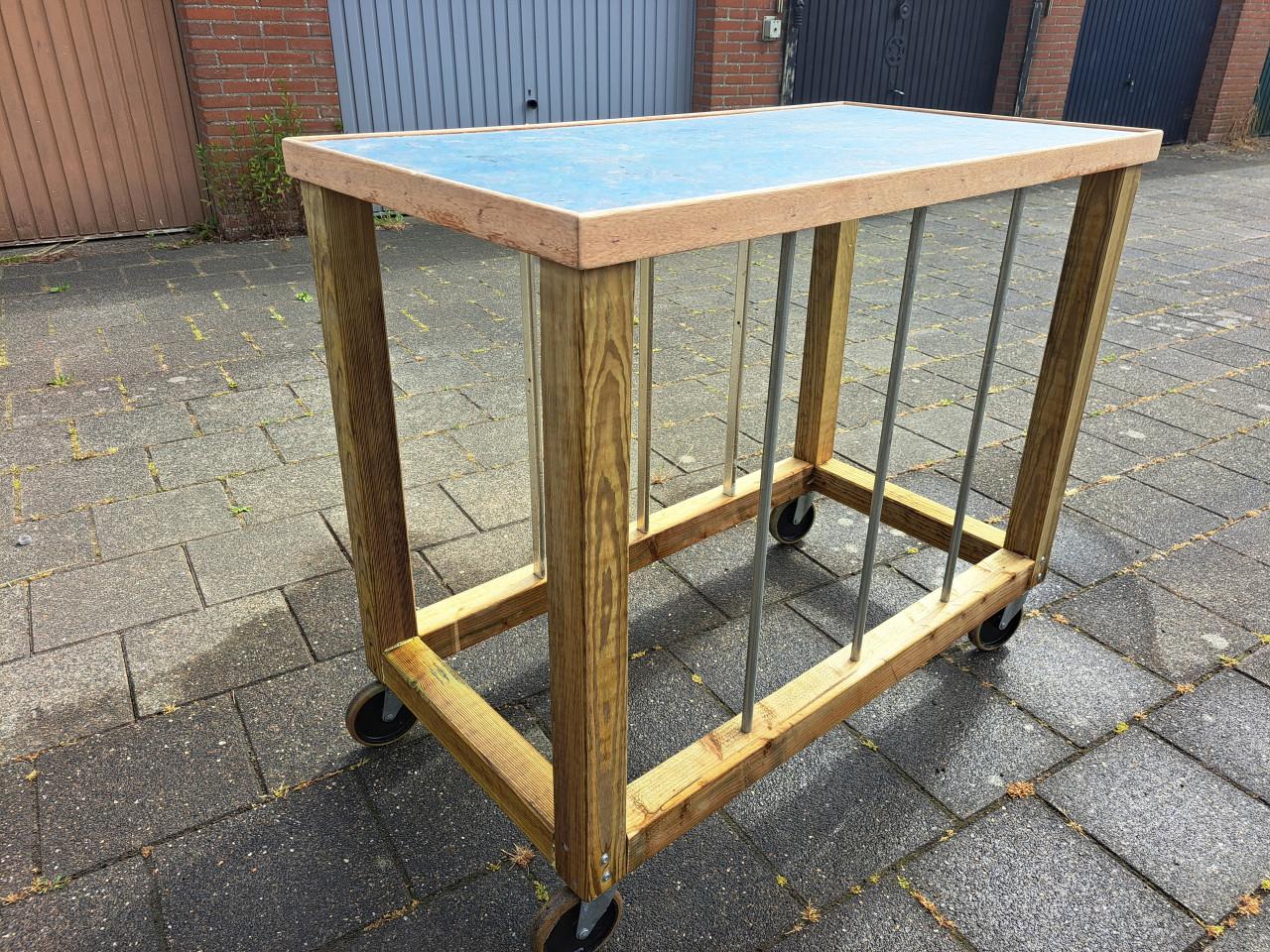 Verrijdbare werktafel/bandenopslag