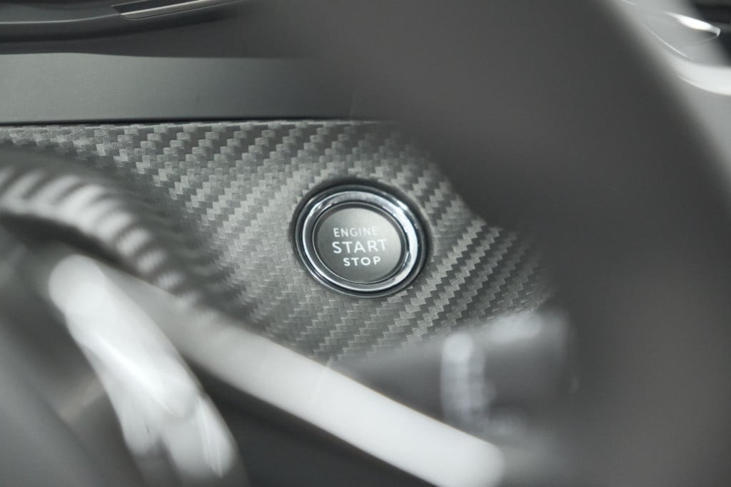 Peugeot 208 puretech 100 allure pack | camera | apple carplay | stoelverwar