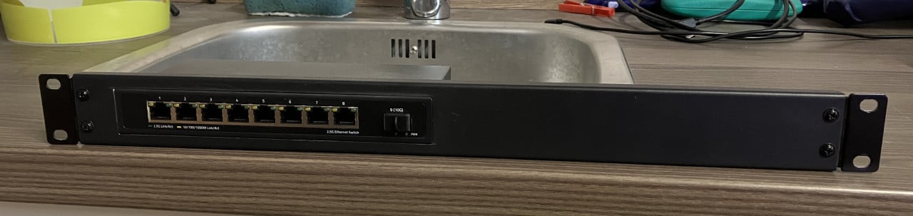 8 poort 2.5GbE + 1x10GbE SFP in zelfgemaakt 19” aangeboden