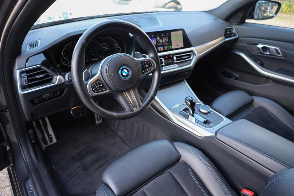 BMW 3-serie touring 330e m sport cam i trekhaak i acc i 292pk