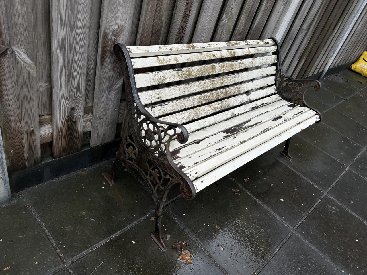 Antieke tuinbank met gietijzeren frame zonder schade 128 cm. Breed