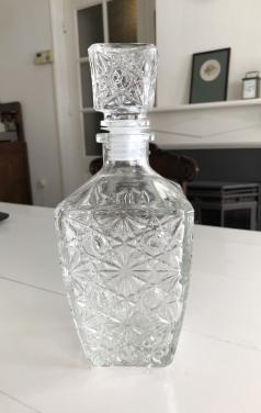 Mooie brocante gedetailleerde drank karaf van geperst glas