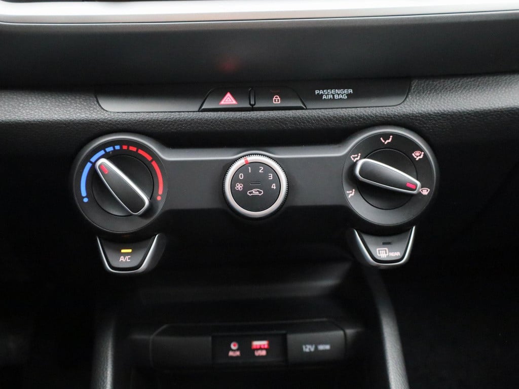 Kia Stonic 1.2 easy isg | lmv | parkeer sensoren | navigatie | camera  | bl