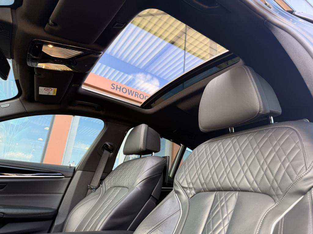 BMW 5 Serie m550i xdrive high executive | 4ws | soft-close | pano | b&w | m