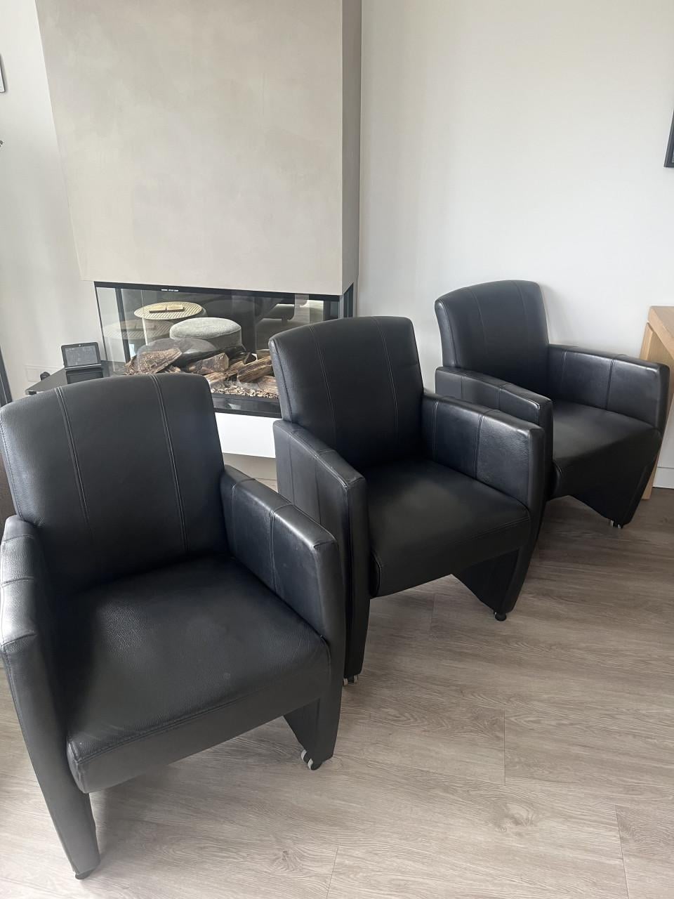 Eettafel licht massief eiken met 6 leren armstoelen