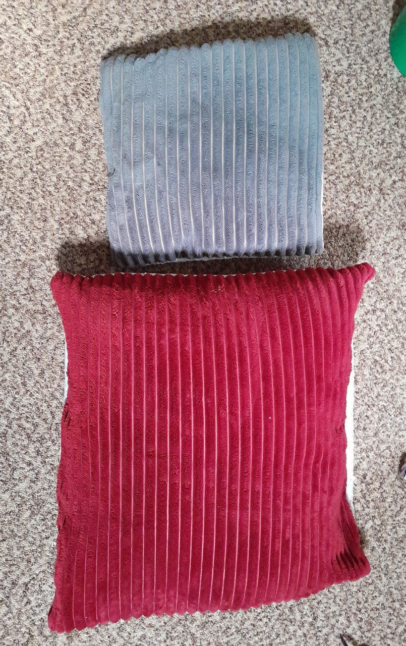 Groot kussen 1 zijde rood ribcord , andere zijde wit acryl bont   65x65