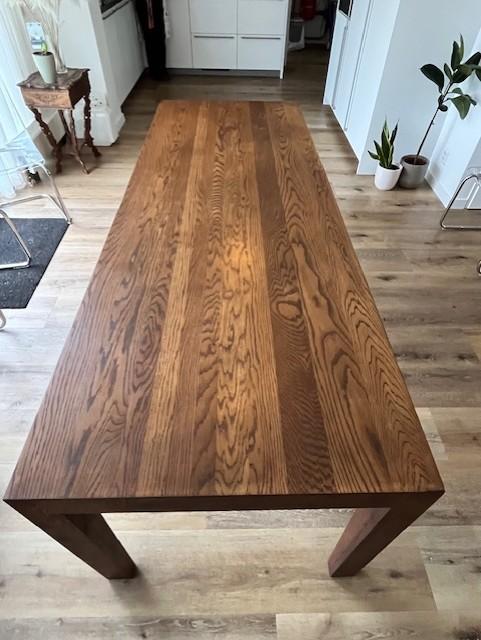 Moderne lange eettafel